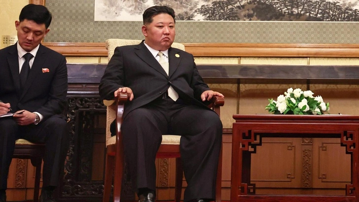 proterli-kreslo-i-unesli-stakan-zachem-tak-speshno-ubrali-mesto-gde-sidel-kim-chen-yn-vo-vremja-vstrechi-v-pekine-objasnjaet-biolog-ed72518.webp