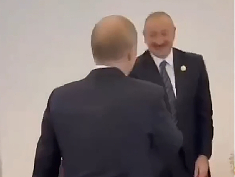 putin-i-aliev-holodno-pozhali-drug-drugu-ruki-v-pekine-popav-na-video-06b36ec.jpg