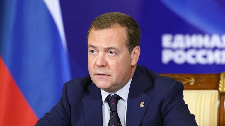 putin-nagradil-medvedeva-ordenom-za-zaslugi-pered-otechestvom-51af44d.jpg