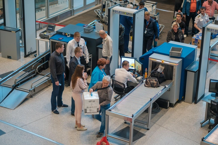 skidyvaemsja-na-shtory-passazhiry-oplatjat-remont-aeroporta-v-kemerovo-eto-pervyj-takoj-sluchaj-v-rossii-4bf4ec8.webp