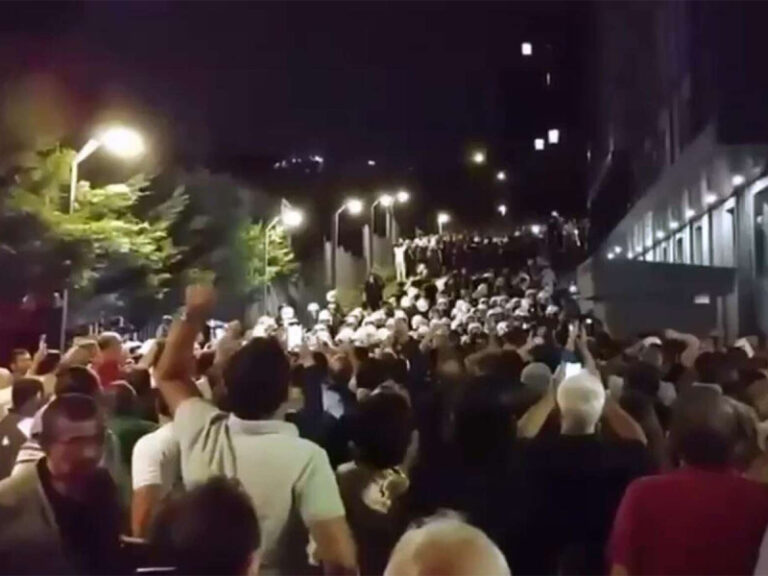 stambul-v-ogne-na-ulicah-stolicy-turcii-ne-stihajut-protesty-344b7cd.jpg