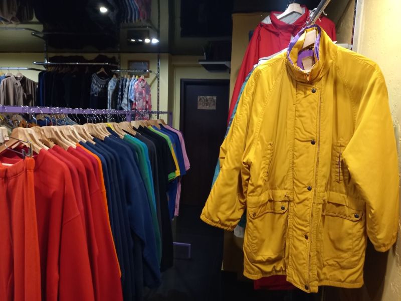 Стоки, вещи от ценителей или винтаж: из чего состоит мир секонд-хендов Петербурга