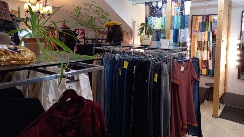 Стоки, вещи от ценителей или винтаж: из чего состоит мир секонд-хендов Петербурга