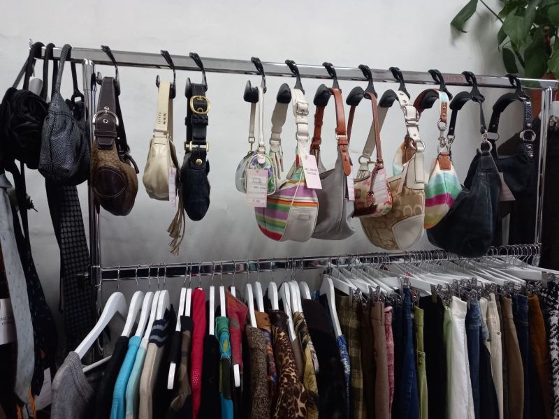 Стоки, вещи от ценителей или винтаж: из чего состоит мир секонд-хендов Петербурга