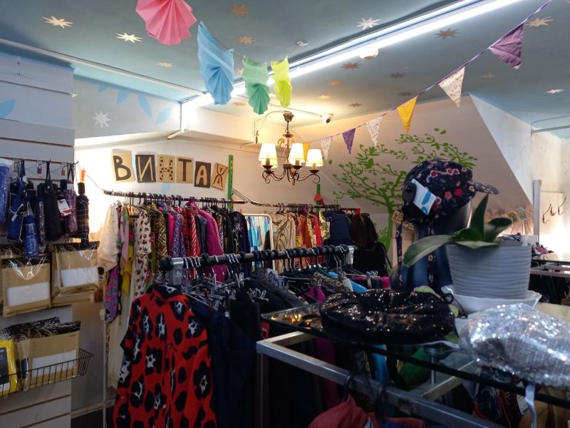 Стоки, вещи от ценителей или винтаж: из чего состоит мир секонд-хендов Петербурга