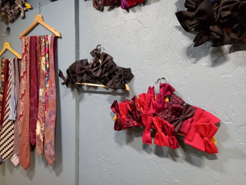 Стоки, вещи от ценителей или винтаж: из чего состоит мир секонд-хендов Петербурга