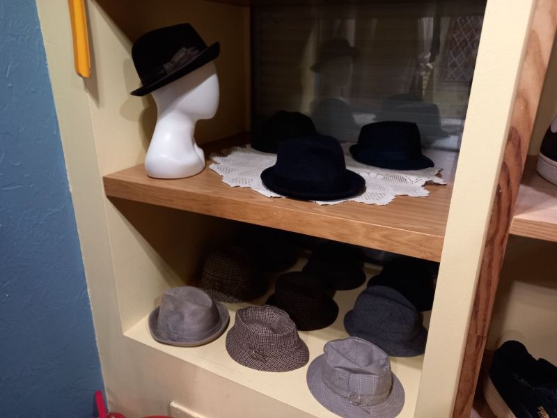 Стоки, вещи от ценителей или винтаж: из чего состоит мир секонд-хендов Петербурга