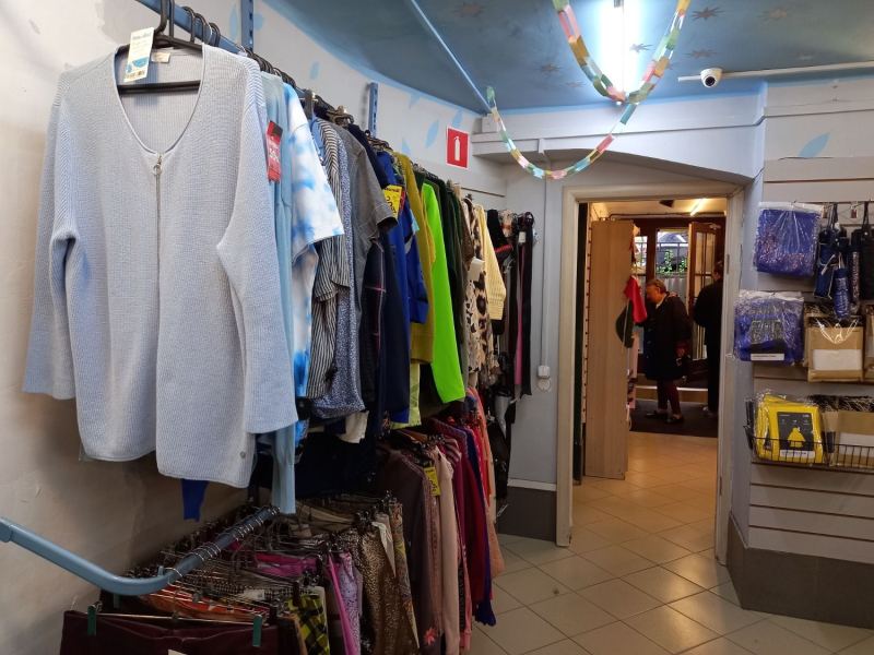 Стоки, вещи от ценителей или винтаж: из чего состоит мир секонд-хендов Петербурга