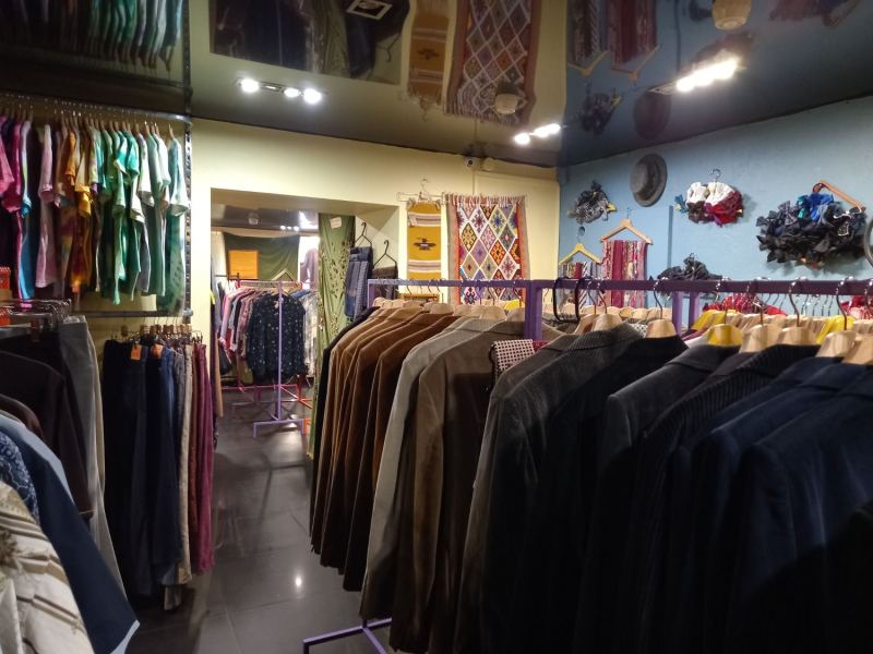 Стоки, вещи от ценителей или винтаж: из чего состоит мир секонд-хендов Петербурга