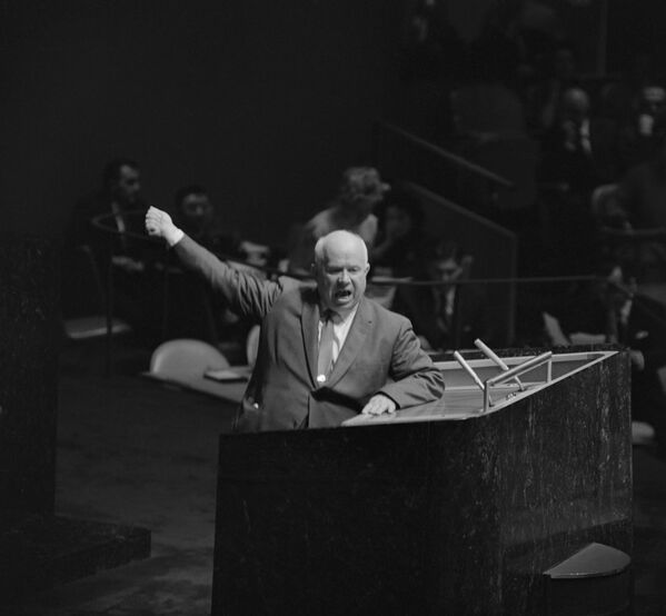 Легенда о ботинке ХрущеваОдно из самых бурных заседаний Генассамблеи ООН состоялось 12 октября 1960 года. Героем дня стал первый секретарь ЦК КПСС  Никита Хрущев, выступивший крайне эмоционально. В библиотеке ООН не сохранилось официальных свидетельств того, как Никита Хрущев якобы стучал ботинком по столу в Генассамблее, но его выступление запомнилось многим.По словам одного из гидов ООН, туристы из стран, входивших в состав СССР, при посещении Генассамблеи всегда просят показать стол, по которому то ли туфлей, то ли кулаком стучал руководитель советской делегации.А его речь на пленарном заседании Генассамблеи в 1960 году вошла в тройку самых длинных – она продолжалась 140 минут.