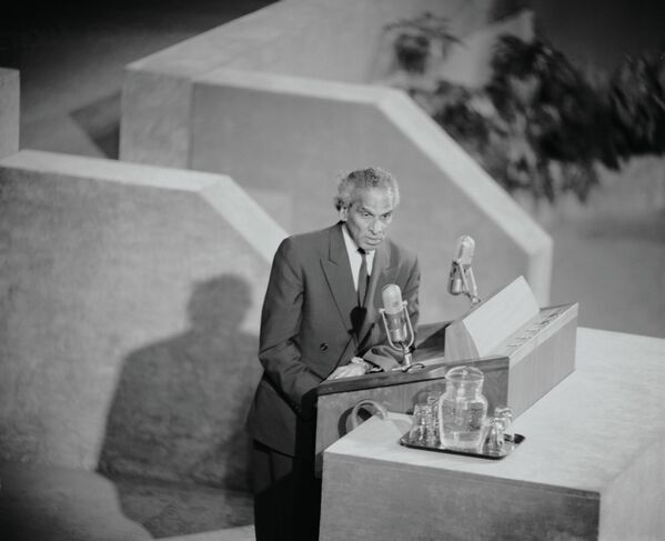 Обморок на трибунеСамое долгое выступление в истории Совета безопасности ООН состоялось 23 января 1957 года. Тогда индийский дипломат Кришна Менон  выступал восемь часов подряд, защищая право Индии владеть спорной с Пакистаном провинцией Кашмир. Он говорил до тех пор, пока не выбился из сил и не упал в обморок. После этого дипломата госпитализировали, но на следующий день он вернулся и потратил еще час на то, чтобы закончить свою речь под наблюдением врача.