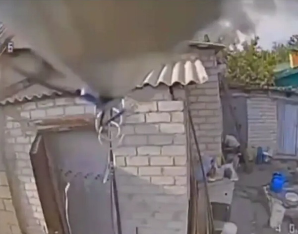 Украинские пенсионеры выдали российских солдат дрону ВСУ, попав на видео