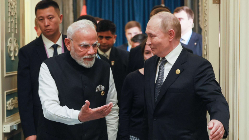 ushakov-rasskazal-o-sovmestnoj-poezdke-putina-i-modi-na-aurus-e71eda7.jpg