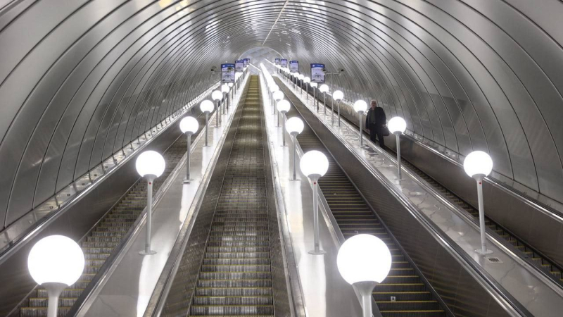 v-metro-peterburga-vtoroj-raz-za-sutki-slomalsja-odin-i-tot-zhe-eskalator-549a6d1.jpg