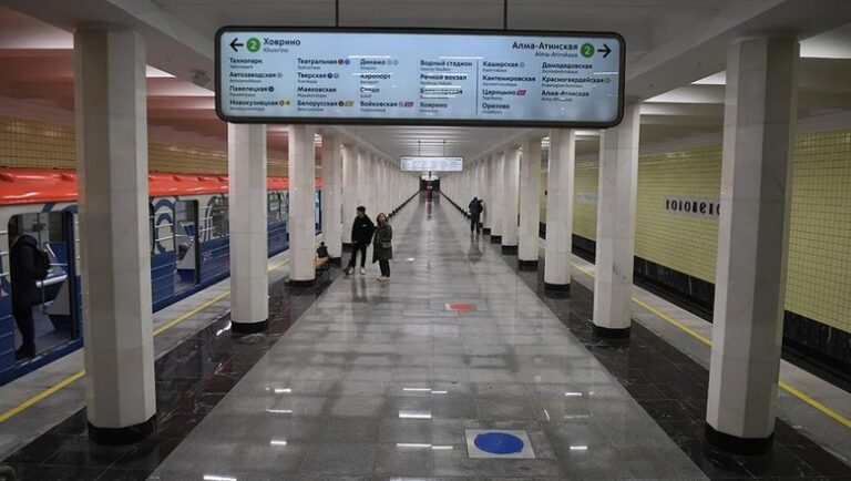 v-moskve-na-sinej-vetke-metro-proizoshel-sboj-dvizhenija-iz-za-cheloveka-na-putjah-fb74930.jpg