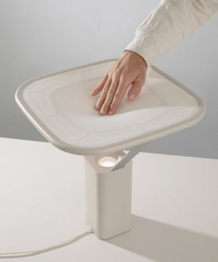 WINT Design Lab придумала лампу, яркость которой меняется за счет движения жидкого металла