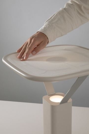 WINT Design Lab придумала лампу, яркость которой меняется за счет движения жидкого металла