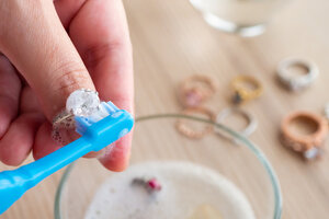 Кока-кола, банановая кожура и помада: чем почистить серебряные украшения в домашних условиях