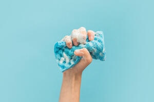 Как вымыть натяжной потолок без разводов и повреждений: пошаговая инструкция