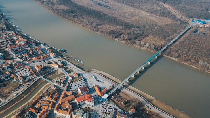 aerial-view-beautiful-city-river_181624-1508