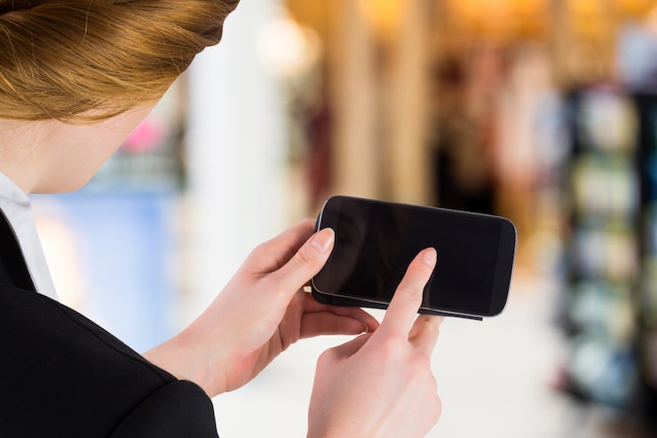 businesswoman-looking-mobile-screen_1134-512