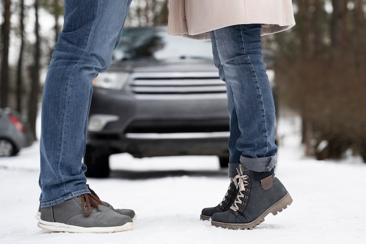 family-having-fun-winter-roadtrip_23-2149314847