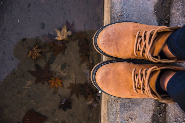 leather-boots-standing-edge_23-2147869619