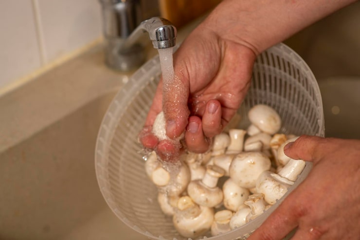 male-hands-wash-champignons-kitchen-sink_209484-22600