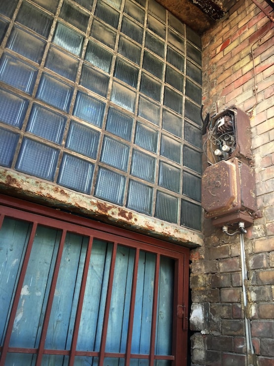 old-electrical-control-board-building_1599168-92
