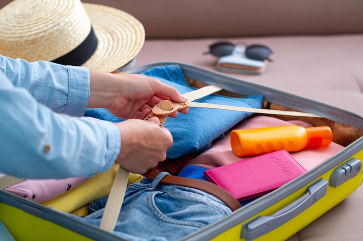 woman-packing-luggage-home-new-journey-traveling-traveling-suitcase-holiday-travel-vacation_122732-1601