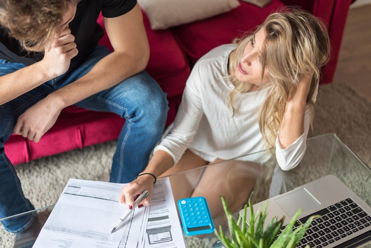 young-married-couple-with-finance-problems_153437-5643