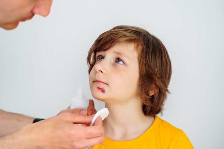 dad-doctor-father-treats-bruised-wound-his-son-school-boy-kid-face-man-cleans-addresses-sore_339191-1921