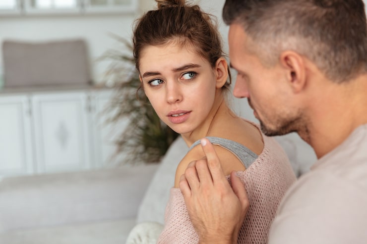 side-view-careful-man-sitting-couch-calm-down-his-upset-girlfriend-which-crying-home_171337-334