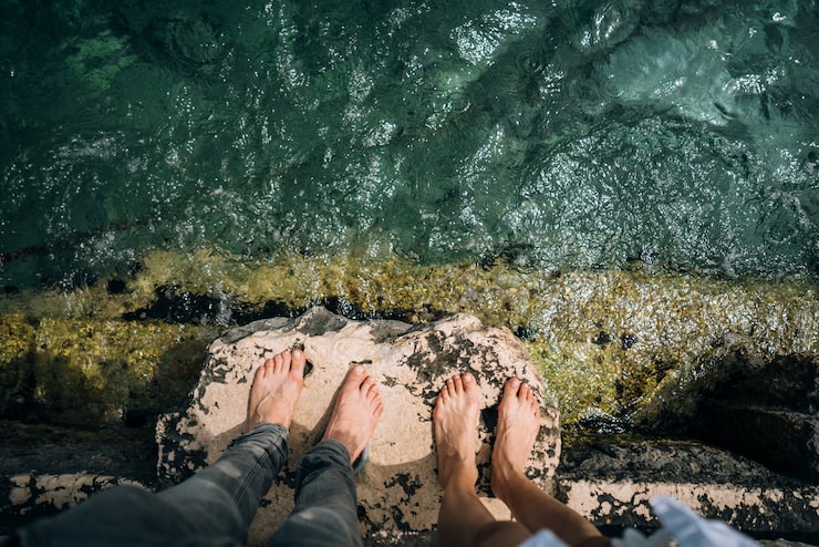 young-man-woman-their-legs-together-pier_1153-3644